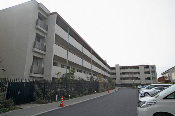 ガーデンサイドコート側駐車場。合計125台分の駐車スペースを設置。