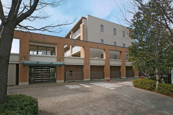 メインエントランスに入るとキューポラからの光が入るエントランホールへ。