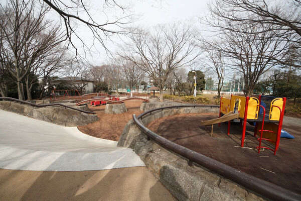 テニスコートのある「都立祖師谷公園」は、約510m（徒歩7分）。