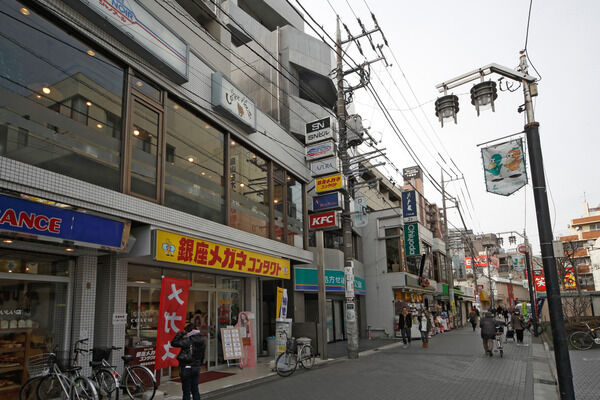 約290店舗が立ち並ぶ「えるも～る烏山商店街」は、約1,040m（徒歩13分）。