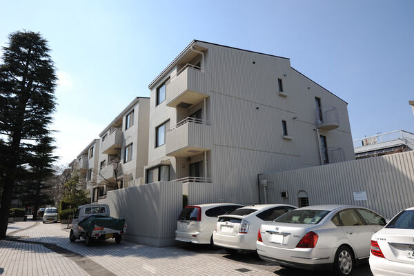 36台収容の駐車場を敷地内に設置しています。