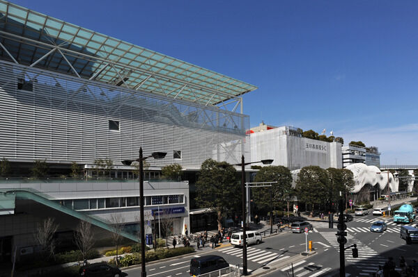 上質な品揃えの「玉川高島屋」は約1,550m（徒歩20分）です。