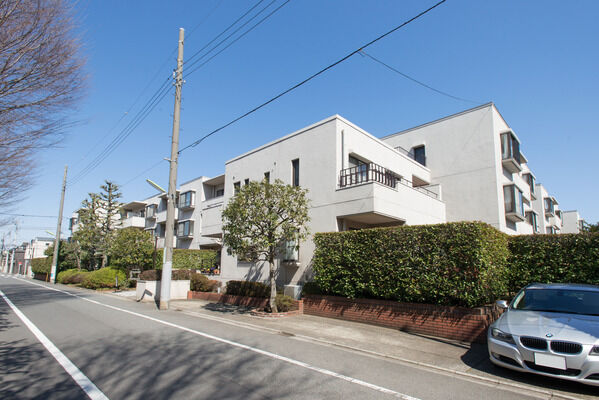 【上用賀タウンホーム】東京山の手を代表するグリーンゾーンに位置する、瀟洒な住まい。 【上用賀タウンホーム】東京山の手を代表するグリーンゾーンに位置する、瀟洒な住まい。