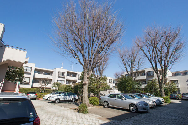 【上用賀タウンホーム】駐車場としても利用される中庭は、四季の変化を楽しめます。 【上用賀タウンホーム】駐車場としても利用される中庭は、四季の変化を楽しめます。
