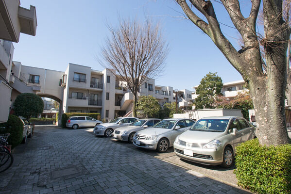 【上用賀タウンホーム】37台収容の駐車場は、敷地内に設置。 【上用賀タウンホーム】37台収容の駐車場は、敷地内に設置。