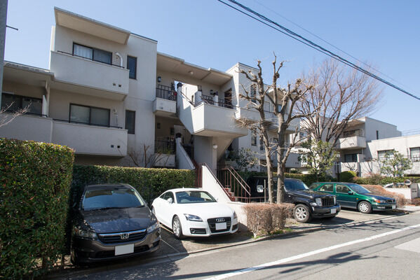 2戸に1つずつ設置した玄関アプローチ。門扉のついたポーチで高い独立性を確保。