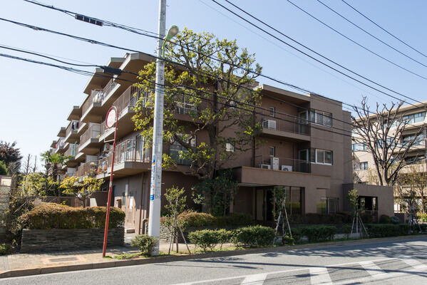 【パークハイム上用賀】世田谷ならではの閑静でゆったりとした街並に溶け込む住まいです。