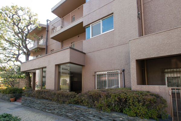 【パークハイム上用賀】用賀仲町通りに面した入口には花壇が植えられ、華やかな雰囲気。