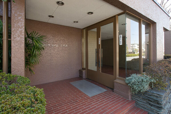 まるでホテルの入口のような上質感漂うエントランス。