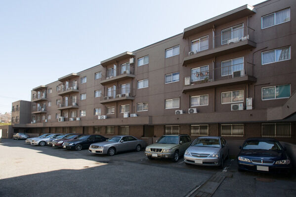 屋根付きの自転車置場や、駐車場（22台分）も備えています。