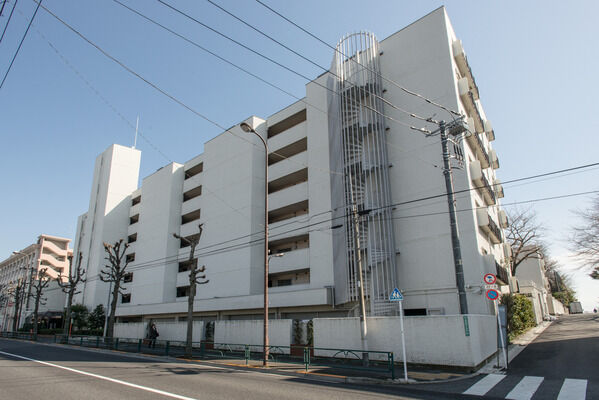【上用賀パークマンション】全戸南向き。バルコニーには柔らかな日差しが降り注ぎます。