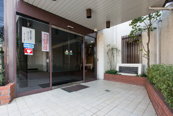 【上用賀パークマンション】玄関ホールから南へ進むと、訪問客の応接として利用できる「ラウンジ・ロビー」も。