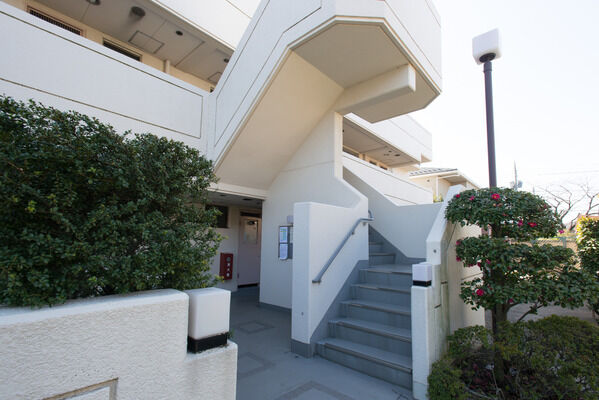 明るい玄関ホールはプライバシーに配慮したアルコープがアクセント。