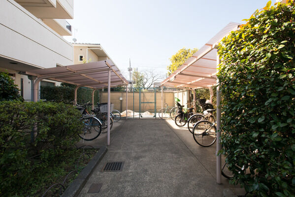 敷地内には広々した自転車置場と駐車場（5台）を配置。
