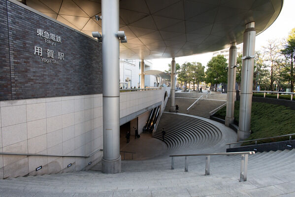 東急田園都市線「用賀」駅は、徒歩13分。