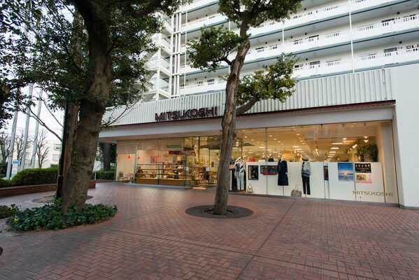 「三越エレガンス」は、約900m（徒歩11分）。