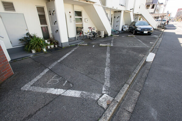 10台収容できる駐車場も設けています。