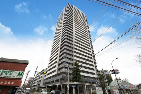 白をベースにブルーグレーを配したタワーは界隈のランドマーク。		