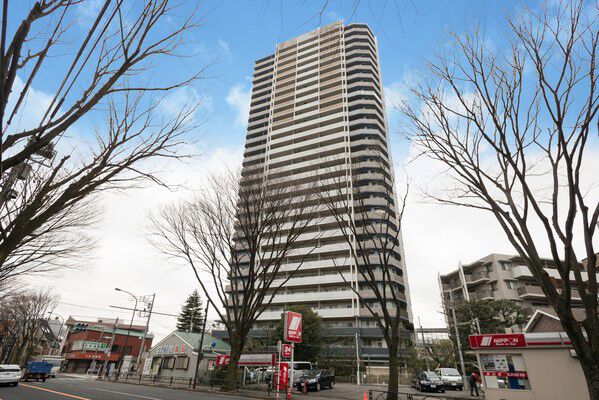 【エルザ世田谷】モミジや金木犀など、四季の移ろいを映す豊かな植栽が暮らしに潤いをもたらします。		