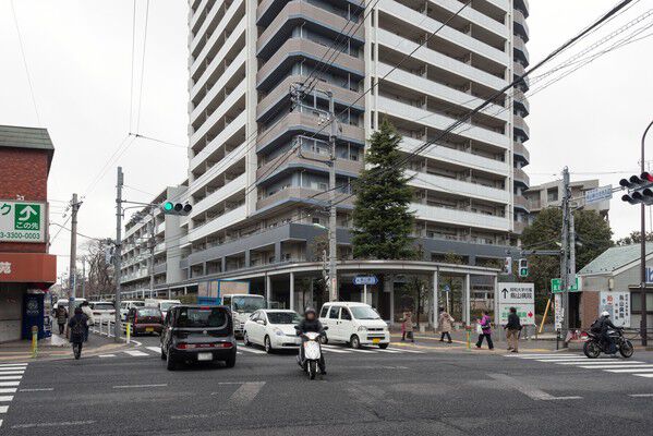 【エルザ世田谷】二重に囲む緑と専用庭の奥行きによって、前面道路からのプライバシーを確保。		