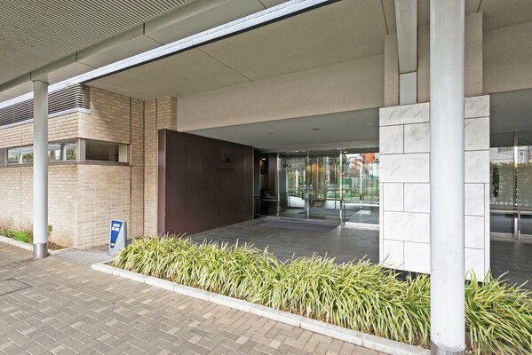 夜は光の特性を生かした照明配置で、景観と安全を両立。		