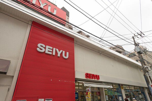 日々の買い物に重宝する「西友烏山店」までは約400ｍ（徒歩5分）。		