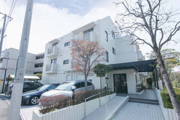 【パークハイム喜多見】両サイドのグリーンスペースが四季を彩るエントランス。スロープも設置してあります。