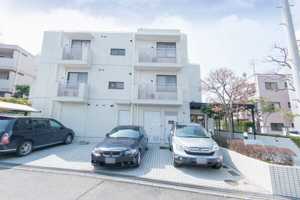 【パークハイム喜多見】通りから直接駐車できる入居者用駐車場。