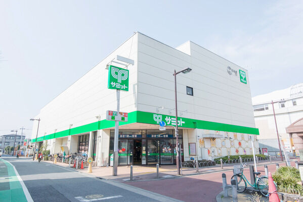 「サミットストア喜多見駅前店」までは約225m（徒歩3分）。
