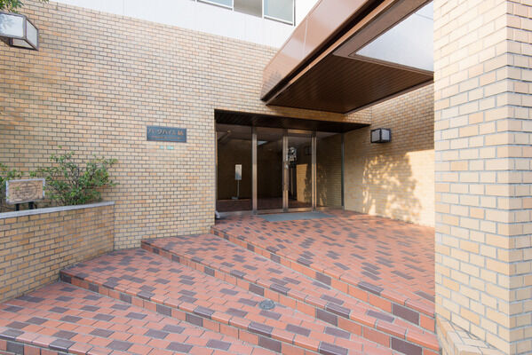 【パークハイム砧】1981年竣工。色褪せない風格を備えた総戸数35戸のマンションです。		