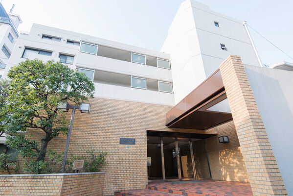 【パークハイム砧】重厚感溢れるレンガ色のタイルが、プライベート空間へと誘います。		