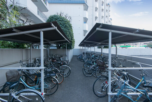 屋根付きの自転車置き場。快適な生活に欠かせない自転車をたっぷりと収容。		