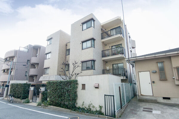 【パークハイム祖師谷大蔵】落ち着いたベージュのタイル貼りの外壁が周囲の景観にしっくりと馴染みます。		