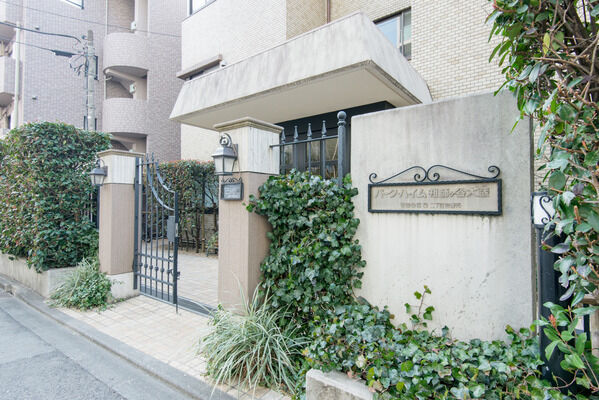 エントランス周りに施された緑が、邸宅の雰囲気を高めています。		