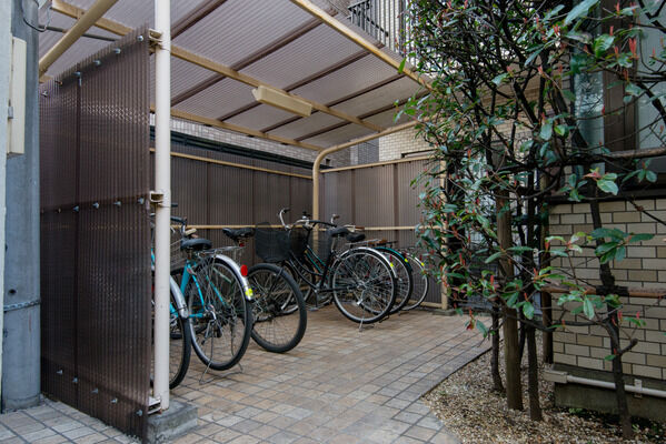 軽快なフットワークを支える駐輪場は2ヶ所に設置しています。		
