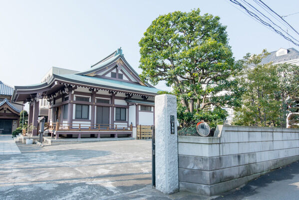 浄土真宗本願寺派の「実相寺」は、約190m（徒歩2分）。 		