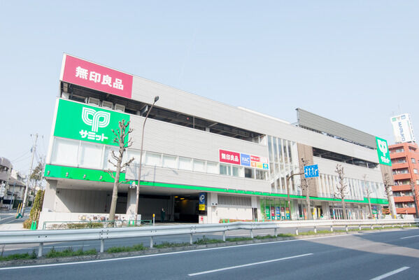 ドラッグストアも入った「サミットストア砧環八通り店」まで約120m（徒歩2分）。		