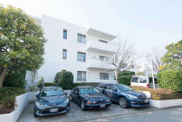 【祖師ヶ谷大蔵タウンホーム】敷地中央に配した中庭に、21台分の駐車スペースを設けています。		