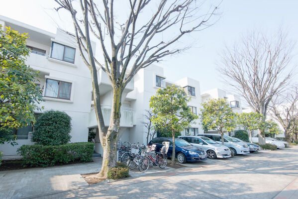 【祖師ヶ谷大蔵タウンホーム】白の外壁と、植栽の緑が爽やかなコントラストを描きます。		