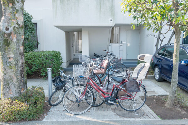 四季の移ろいとともに多彩な表情を覗かせる植栽がお出迎え。