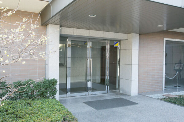 御影石の床が高級感を漂わせるエントランス。