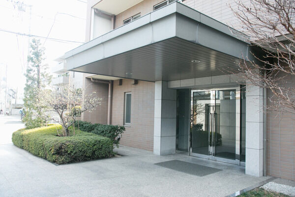 エントランスはTVモニター付きオートロックシステムを採用。