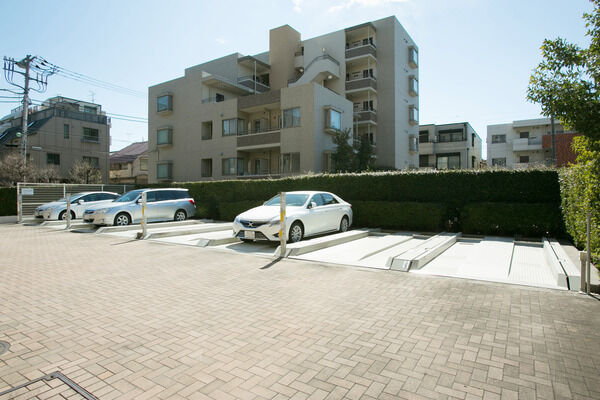 建物南側に25台分の広々とした専用駐車場をご用意。