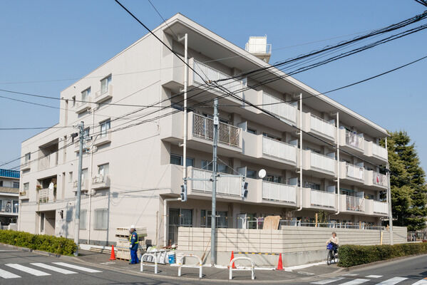 【パークハイム駒沢】4階建て、全27戸の落ち着いた佇まい。		