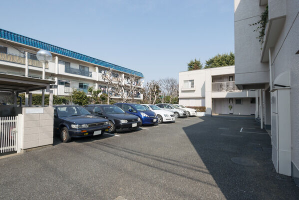 敷地内には7台分の自動車駐車場を設置しています。		