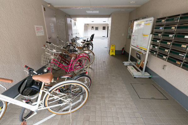 ピロティー部分を利用した駐輪場は雨にぬれる心配がありません。		