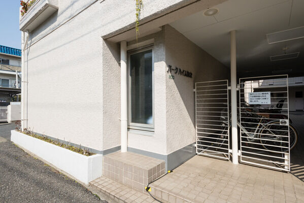 歩く人の安全性を考慮した「人車分離」のエントランス。		