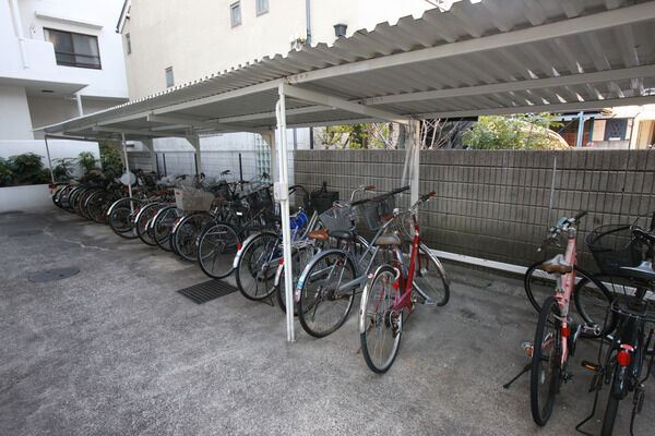 12台分の駐輪場、5台分の駐車場を敷地内に設置。