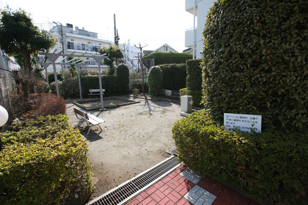 敷地内にあるプレイロット。