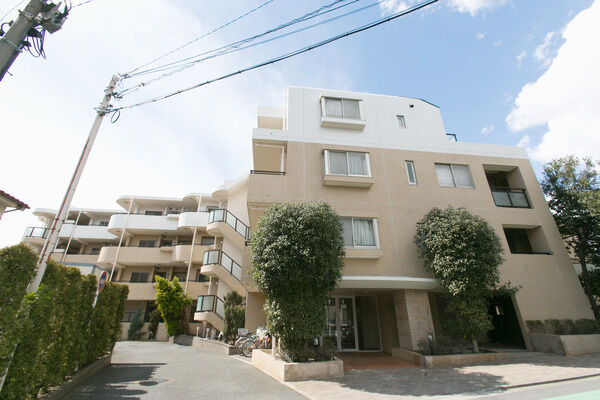 【桜丘南パークホームズ】安心・安全に配慮し、エントランスと駐車場出入り口を分離。 【桜丘南パークホームズ】安心・安全に配慮し、エントランスと駐車場出入り口を分離。